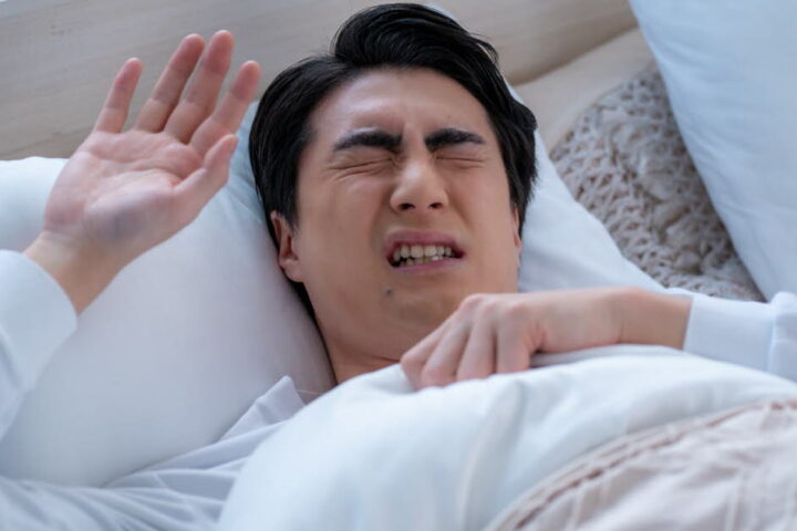 Les secousses hypniques : comprendre ce phénomène courant au moment de l’endormissement