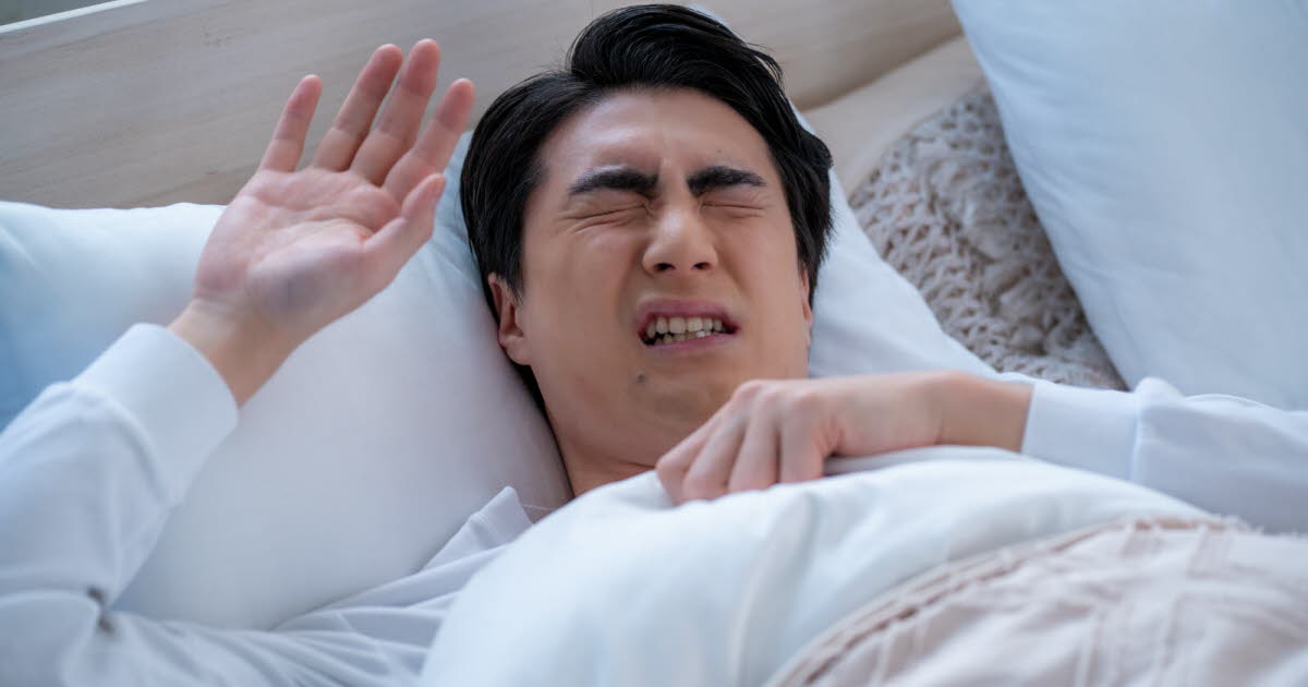 Les secousses hypniques : comprendre ce phénomène courant au moment de l’endormissement