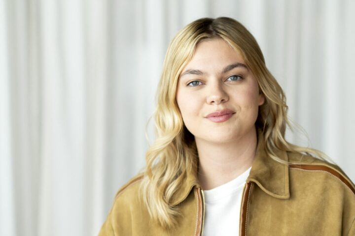 Louane révèle souffrir de spondylarthrite ankylosante, une maladie auto-immune rare