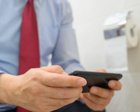 L'utilisation du smartphone aux toilettes augmente le risque d'hémorroïdes, selon une étude