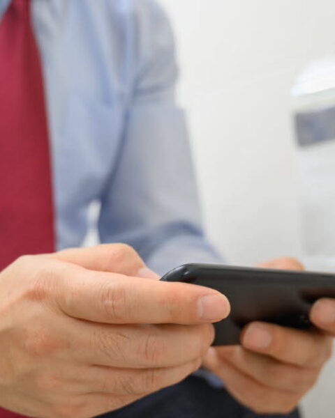 L'utilisation du smartphone aux toilettes augmente le risque d'hémorroïdes, selon une étude