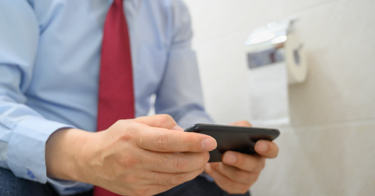 L'utilisation du smartphone aux toilettes augmente le risque d'hémorroïdes, selon une étude