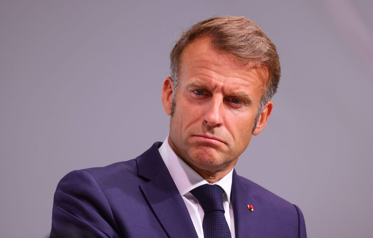Macron appelle à la coopération avec le PS, excluant LFI et RN avant le vote de confiance