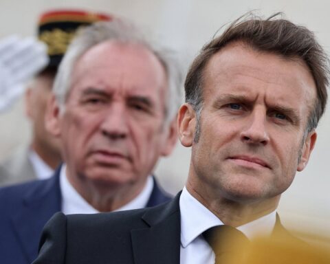 Macron réunit Bayrou et les chefs de la coalition gouvernementale face à une crise imminente