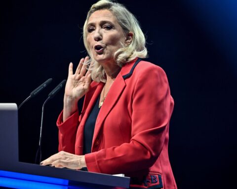 Marine Le Pen accuse la gauche de vouloir faire des Juifs des parias