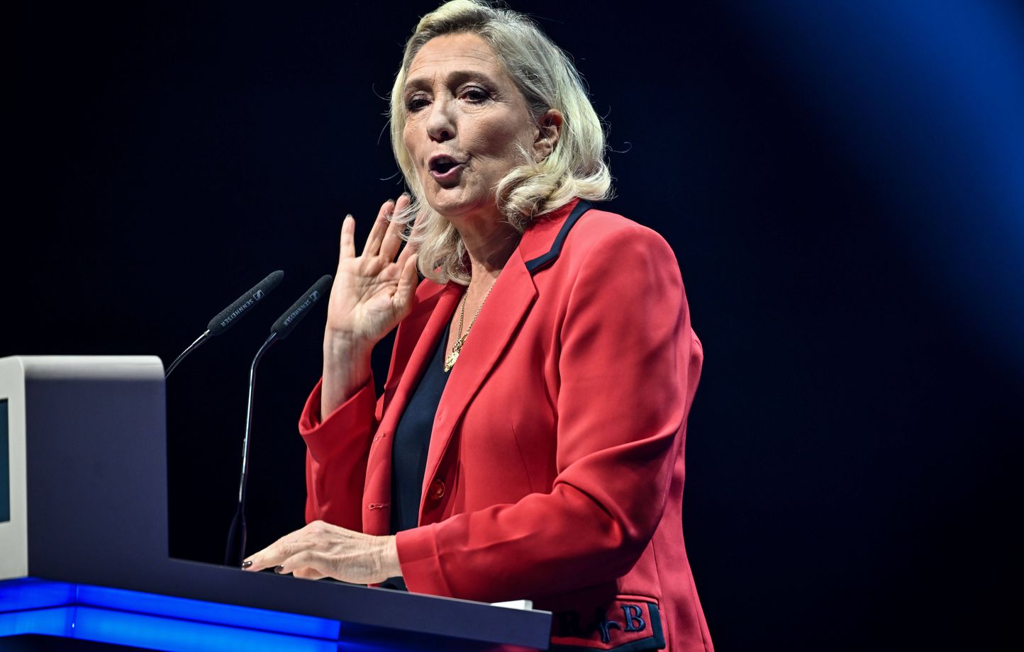 Marine Le Pen accuse la gauche de vouloir faire des Juifs des parias