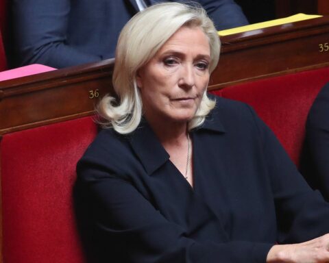 Marine Le Pen anticipe une éventuelle dissolution de l'Assemblée nationale