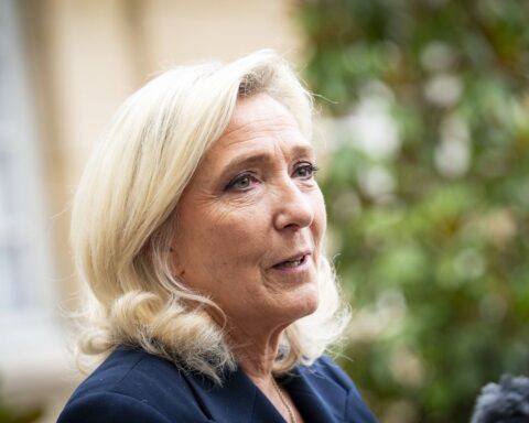 Marine Le Pen demande une dissolution de l'Assemblée nationale pour une alternance rapide