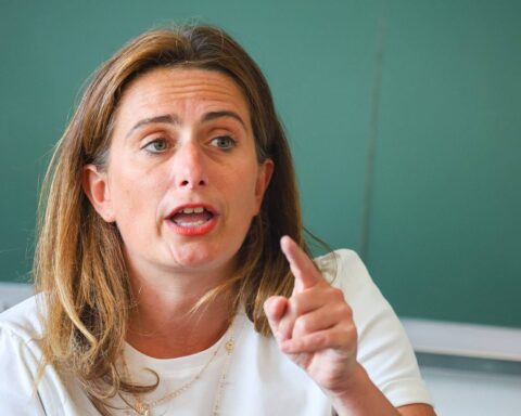 Marine Tondelier appelle à un rassemblement de la gauche après le départ de François Bayrou, LFI refuse