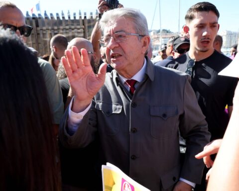 Mélenchon appelle la gauche à censurer Lecornu après ses annonces budgétaires controversées