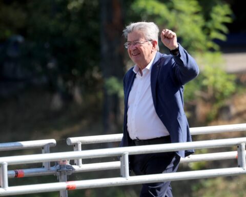 Mélenchon demande le départ de Macron et critique une éventuelle nomination de Faure à Matignon