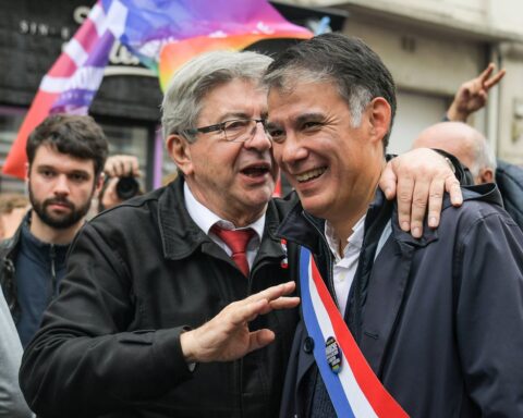 Mélenchon soutient Faure dans la controverse sur l'affichage du drapeau palestinien