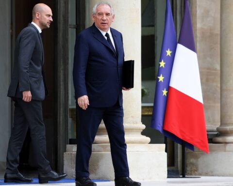 Neuf Français sur dix jugent la vie politique actuelle « navrante » selon un sondage Elabe