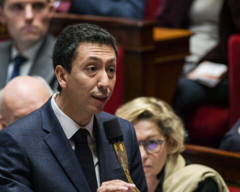 Othman Nasrou décrit la gauche française comme « la plus rétrograde d'Europe » lors d'un discours à Port-Marly