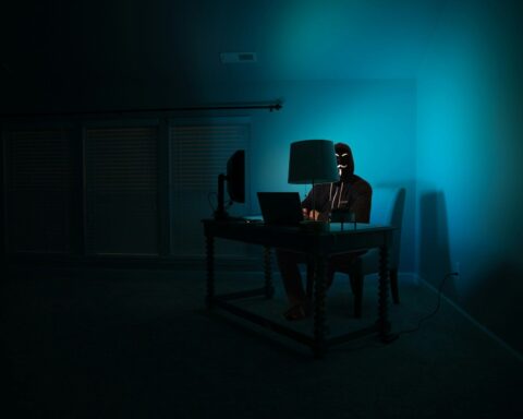 Outil de codage IA de Coinbase vulnérable à l'exploit "CopyPasta" selon HiddenLayer