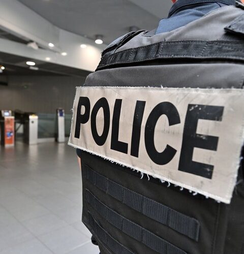 Pénurie d'uniformes pour les policiers et gendarmes : un fiasco après le lancement de "Uniforces"