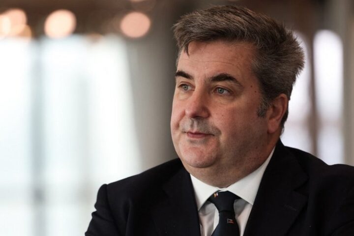 Peter Hebblethwaite, PDG de P&O Ferries, démissionne après avoir licencié 800 marins pour les remplacer par des travailleurs sous-payés