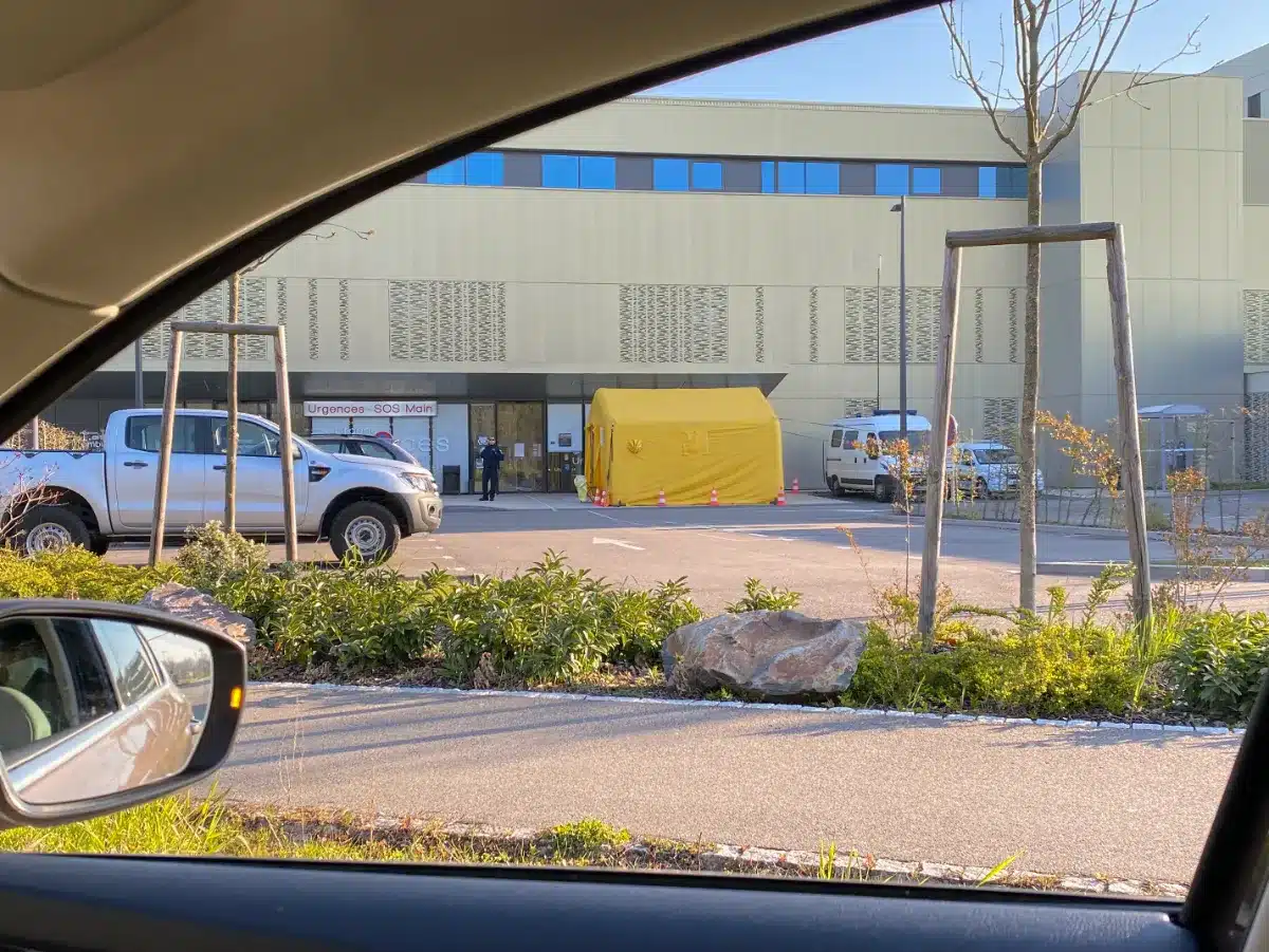 Près d'Orly, un parking illégal démantelé : des centaines d'automobilistes confrontés à des arnaques.