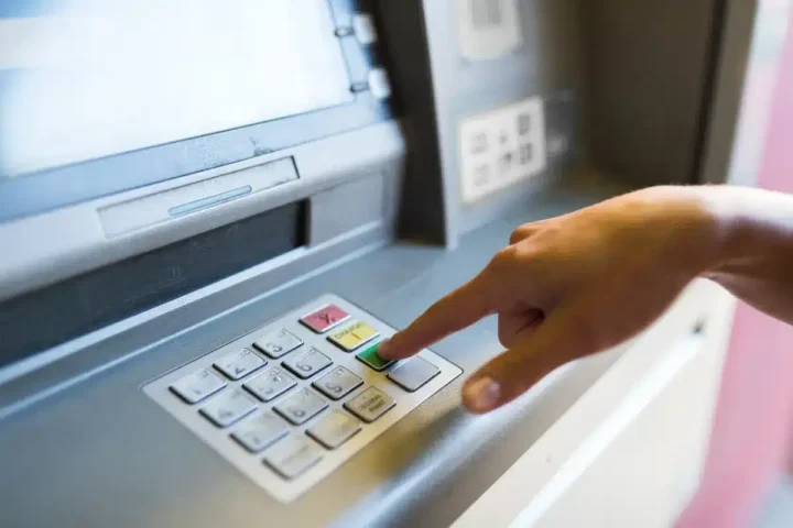 Que faire si votre argent venait à disparaître ? La BCE conseille de conserver des espèces à domicile.