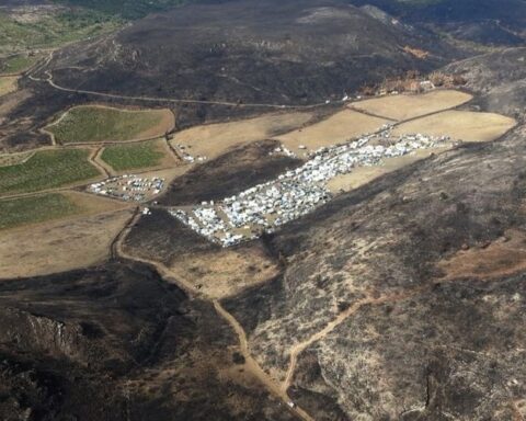 Rave party dans l'Aude : tension montante alors que 1 500 fêtards persistent sur site ravagé par un incendie