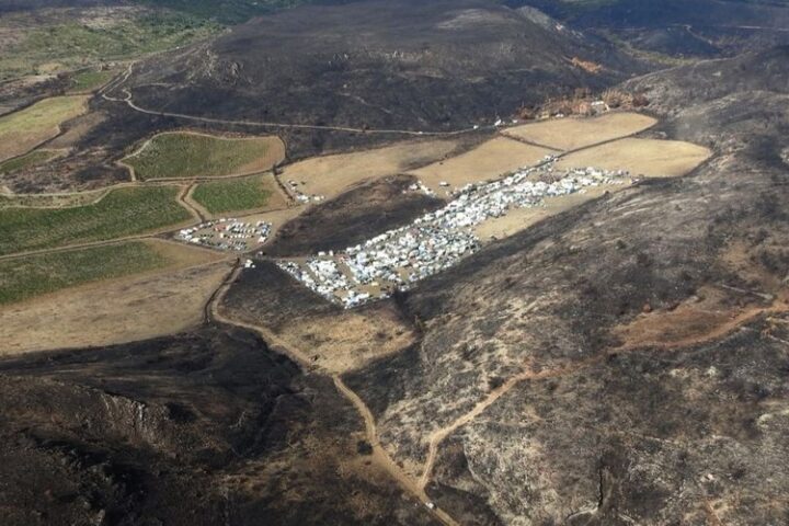 Rave party dans l'Aude : tension montante alors que 1 500 fêtards persistent sur site ravagé par un incendie