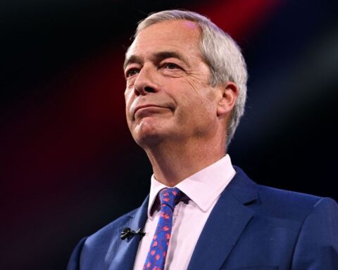 Reform UK en pleine ascension : le parti d'extrême droite de Farage capitalise sur l'anti-immigration