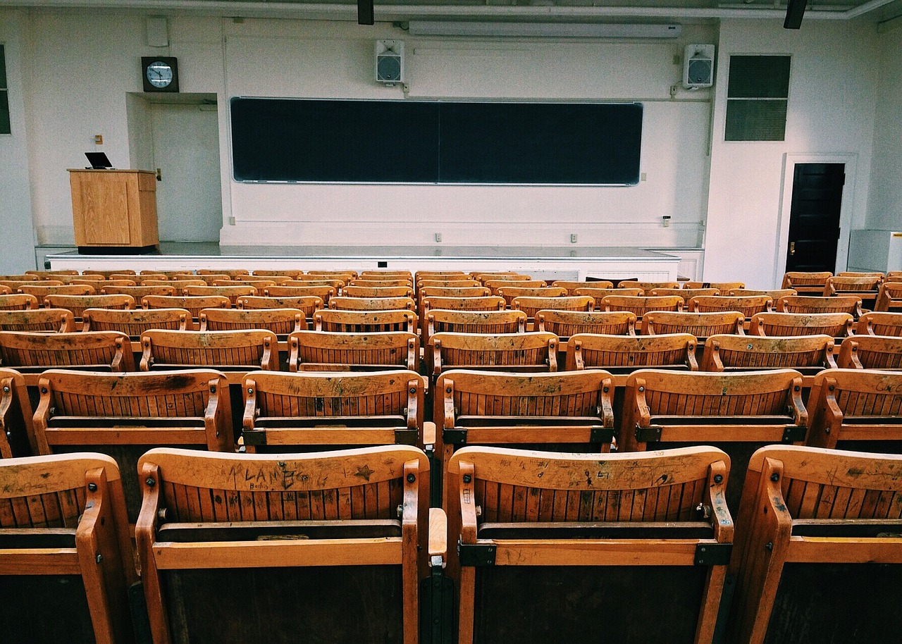 Rentrée scolaire : les établissements vétustes confrontés à un déficit annuel de 5 milliards d'euros.