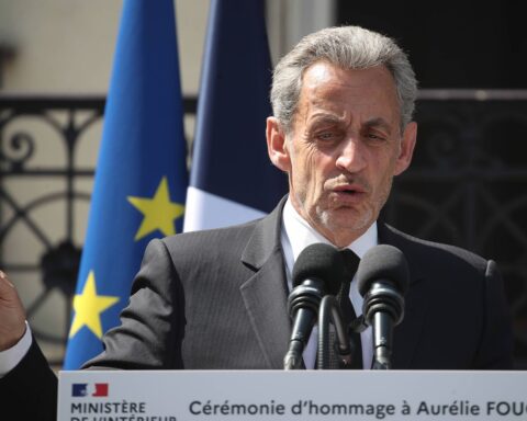 Sarkozy plaide pour la dissolution de l'Assemblée nationale face à la crise politique actuelle