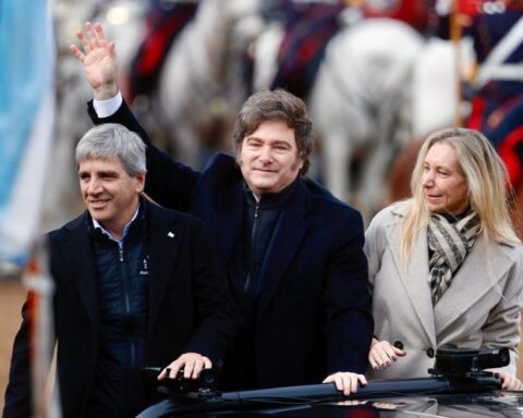 Scandale de corruption impliquant Javier Milei : des proches soupçonnés de trafic d'influence à l'approche des élections législatives