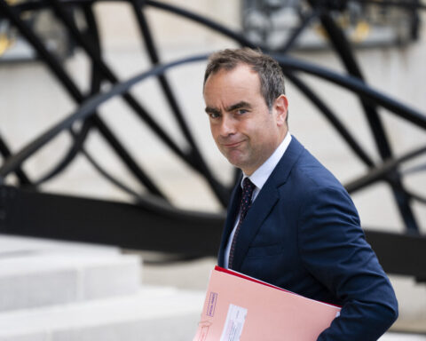 Sébastien Lecornu nommé Premier ministre par Emmanuel Macron dans un contexte politique instable
