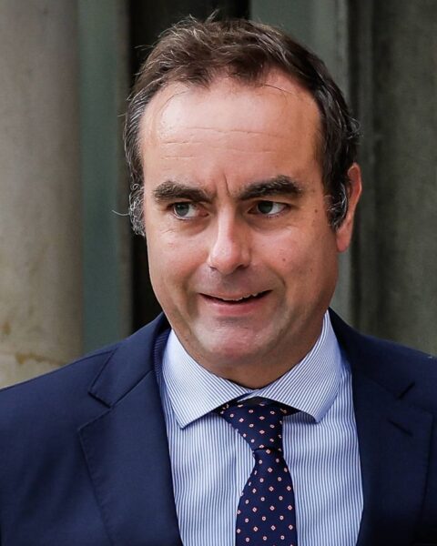 Sébastien Lecornu nommé Premier ministre, symbole de la continuité macroniste en période d'instabilité politique