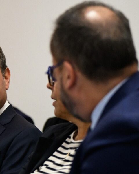 Sébastien Lecornu, Premier ministre le plus faible de la Ve République selon les experts