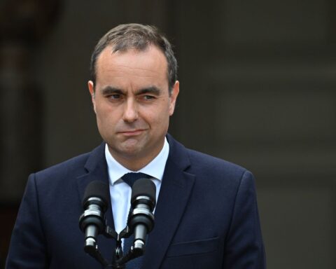 Sébastien Lecornu promet de revenir sur la suppression de deux jours fériés en France