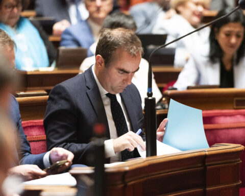 Sébastien Lecornu sur le point d'établir un nouveau record de jours sans gouvernement en France