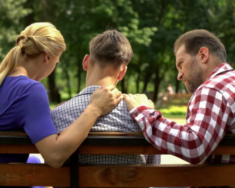 Syndrome du nid vide : comment les parents peuvent surmonter le départ de leurs enfants ?