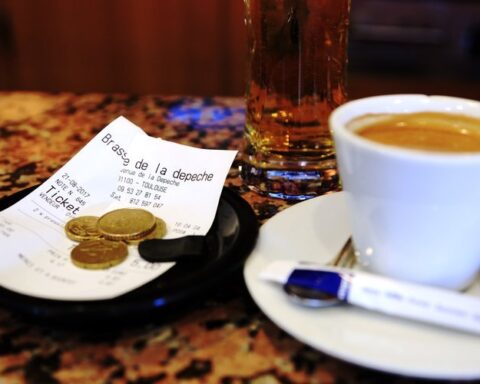 Taxation des pourboires : la restauration française en émoi face à une nouvelle menace fiscale