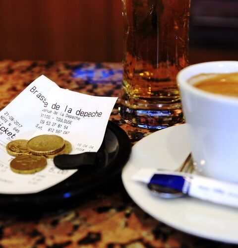 Taxation des pourboires : la restauration française en émoi face à une nouvelle menace fiscale