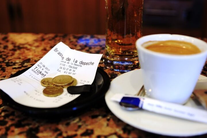 Taxation des pourboires : la restauration française en émoi face à une nouvelle menace fiscale
