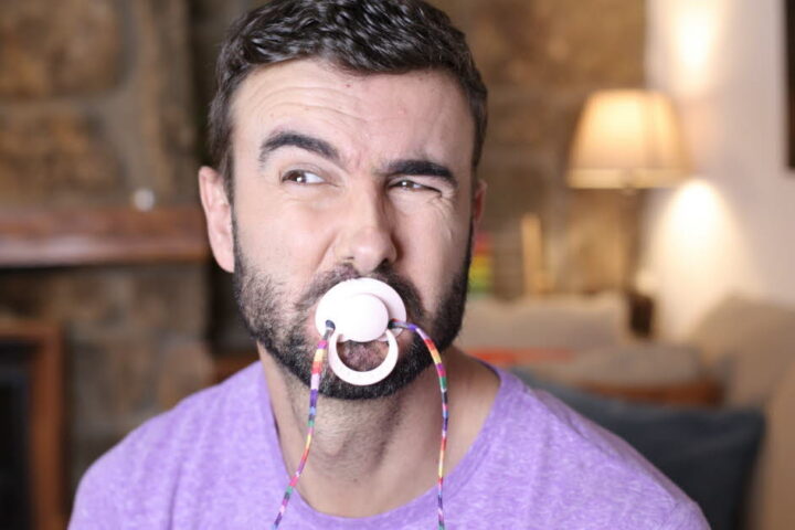 Tétines pour adultes : l'alerte des orthodontistes sur les risques pour la santé dentaire