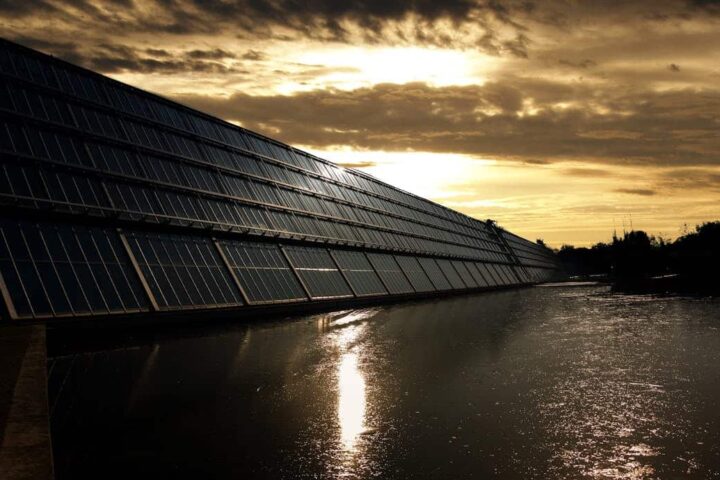 TotalEnergies cède 50 % de son activité solaire à KKR pour 950 millions de dollars.