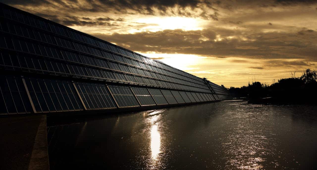 TotalEnergies cède 50 % de son activité solaire à KKR pour 950 millions de dollars.