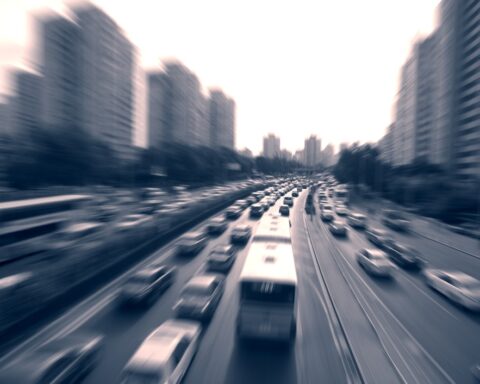 Trajets quotidiens : la voiture reste prédominante tandis que l'électrique gagne du terrain en France.