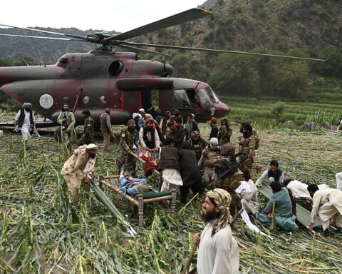 Tremblement de terre en Afghanistan : plus de 900 morts et un appel à l'aide urgente