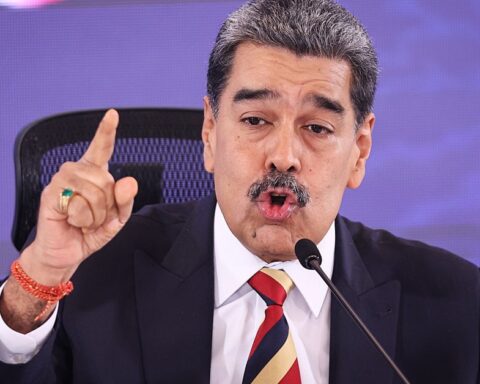Trump rejette les accusations de recherche d'un changement de régime au Venezuela malgré l'augmentation militaire des États-Unis