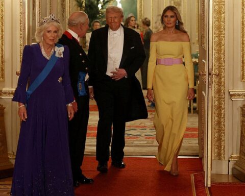 Trump s'adresse à un banquete d'État avec la famille royale au château de Windsor