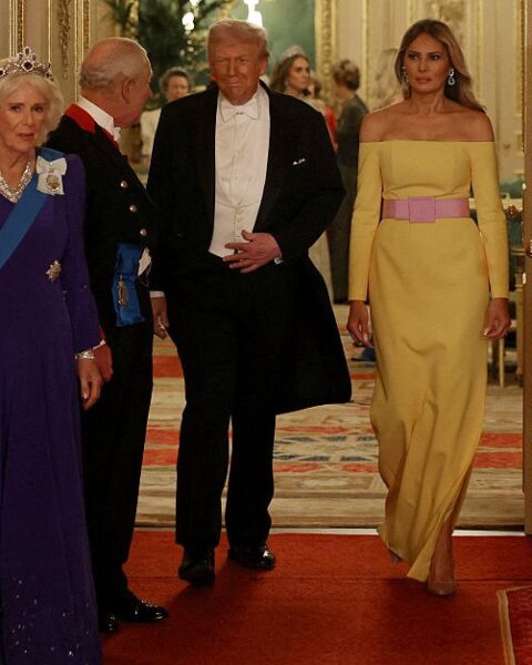 Trump s'adresse à un banquete d'État avec la famille royale au château de Windsor