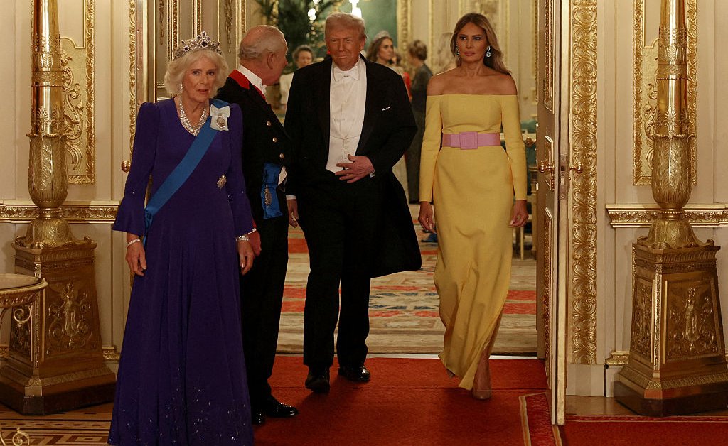 Trump s'adresse à un banquete d'État avec la famille royale au château de Windsor
