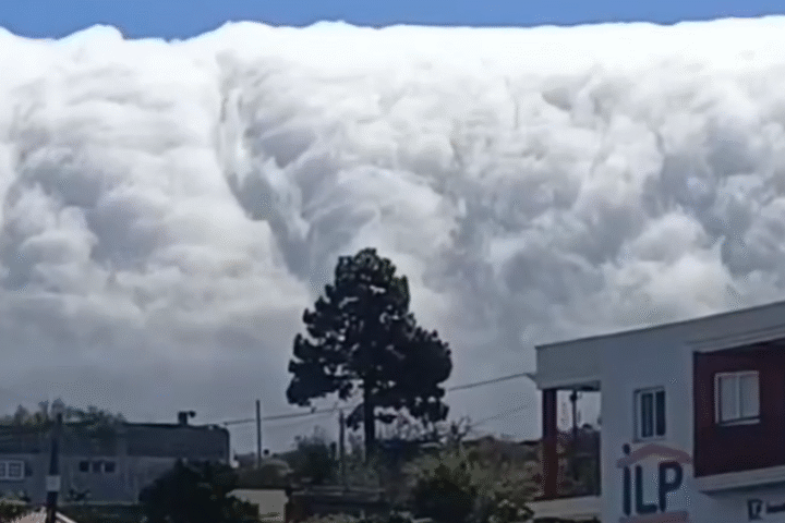 Un exceptionnel nuage en rouleau recouvre La Palma, aux Canaries, le 2 septembre