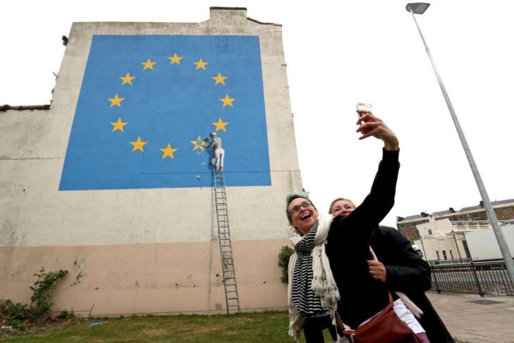 Un mural de Banksy détruit à Londres, soulignant les tensions sur la liberté d'expression