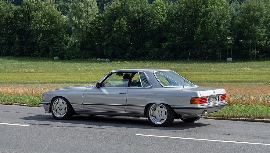 Un retraité suisse vole sa Mercedes 350 SL six mois après l'avoir vendue, condamné par la justice